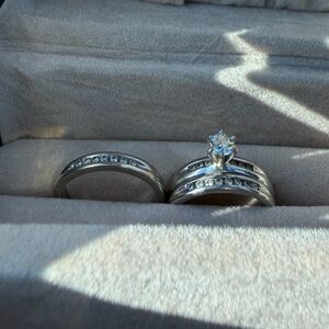 Elegant White Gold Wedding Ring Set with Diamonds.